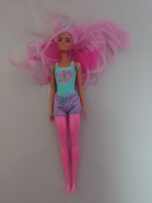 Lalka Barbi z różowymi włosami