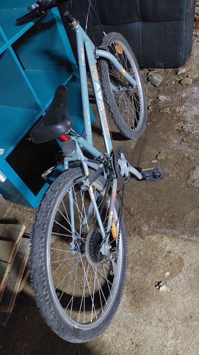 Bicicleta usada pneu traseiro furado