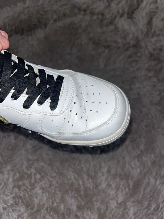 Nike Air Force 1 '07 LV8 на них е пляма на фото також заломи