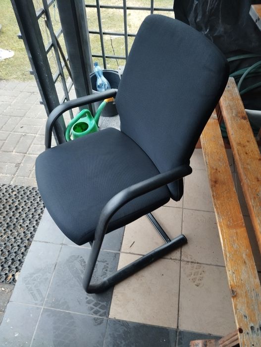 Krzesło konferencyjne tapicerowane z podłokietnikiem na metalowej płoz