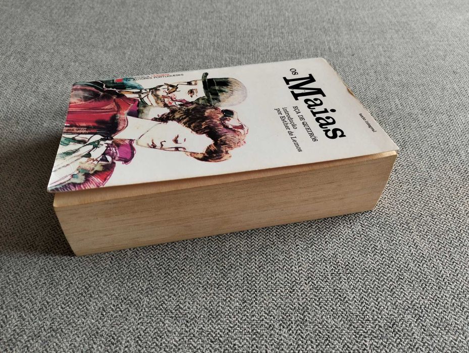 Livro "Os Maias" de Eça de Queirós