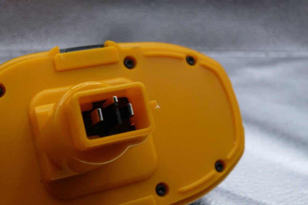 Battery compatible with Dewalt64740223903107121