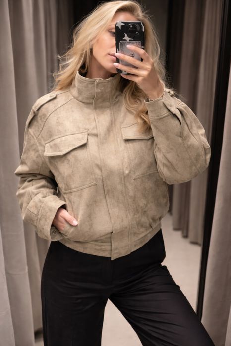 Kurtka damska beige/khaki z kieszeniami i zatrzaskami