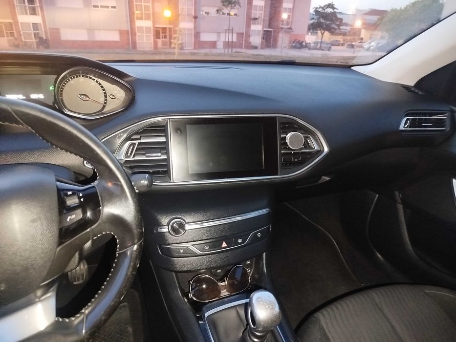 Peugeot 308 cinzento de 2015