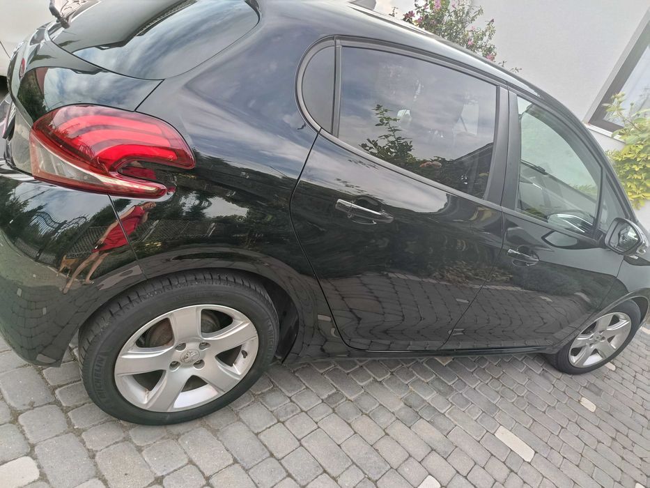 Автомобіль  Peugeot 208