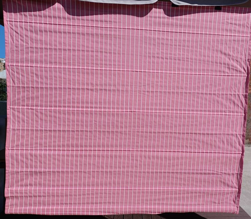 Cortina de rolo, na cor rosa