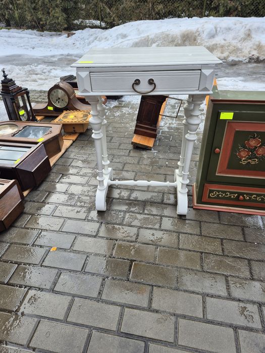 Drewniana biała szafka