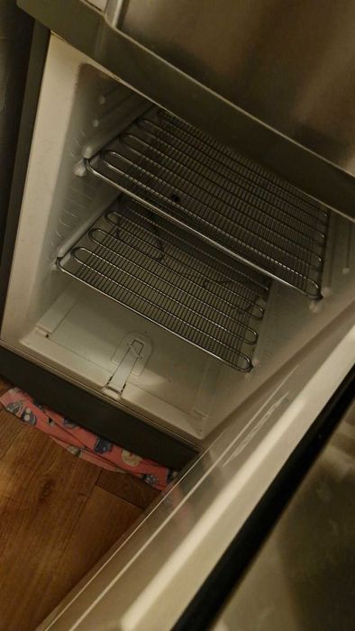 Duża mega pojemna srebrna lodówka Electrolux