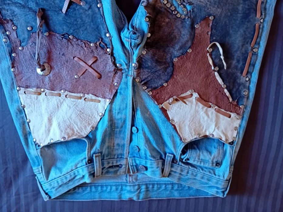 Calções ganga com aplicações em pele/cabedal, marca Levis Strauss originais/verdadeiras, compradas em Ibiza, modelo único/exclusivo.