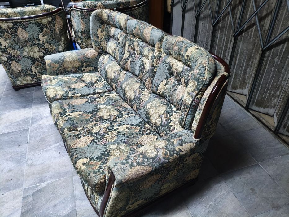 Sofá Cama clássico + 2 Poltronas