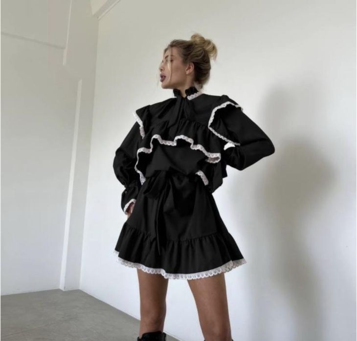 чорне плаття з рюшами