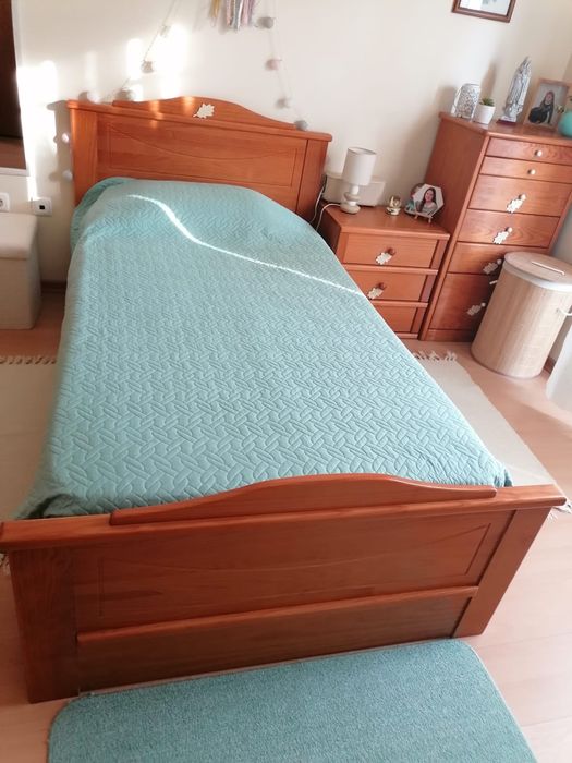Vendo cama de solteiro com mesa de cabeceira Urgente