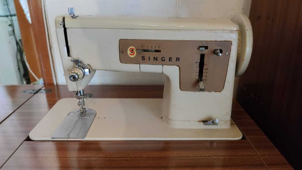 Máquina costura SINGER elétrica com móvel