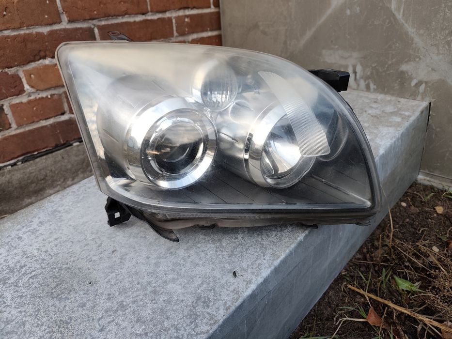 Toyota Avensis 2006 lampa prawa przód lift