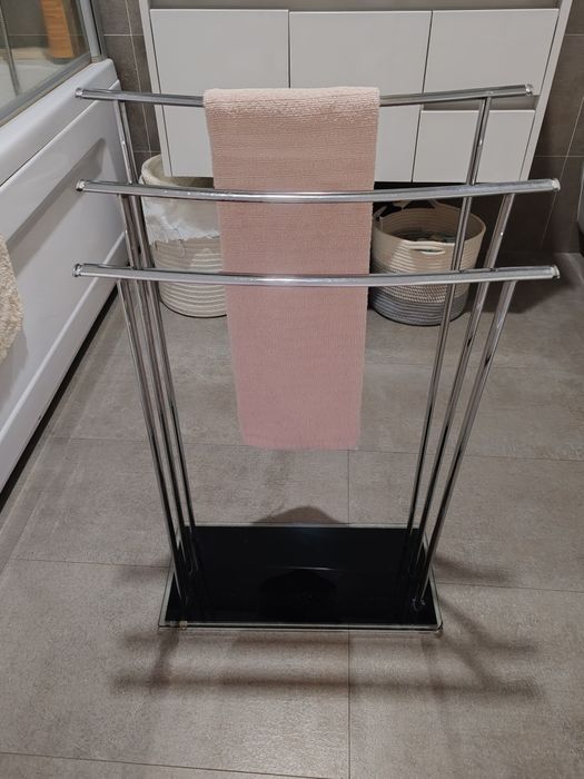 Toalheiro cromado e base de vidro