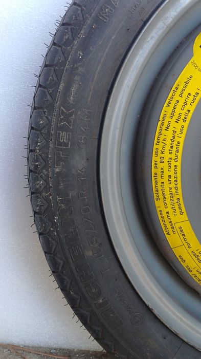 Pneu e jante suplente Michelin T105/70 R14 84M com 4 furos