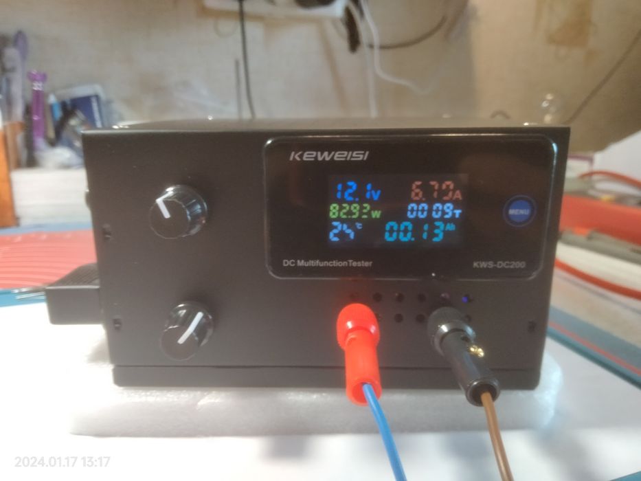 Зарядний пристрій з регулюванням струму та напруги.