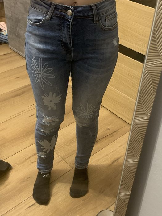 Niebieskie jeansy z dziuramu w kwiaty y2k vintage