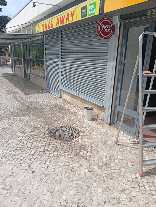 Faço pequenos trabalhos de construção pintura eletrecidade e canalização.