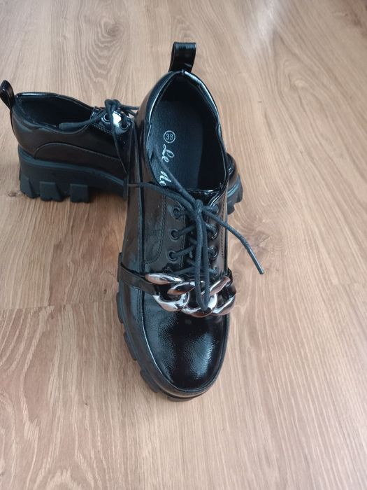 Жіночі лакові туфлі