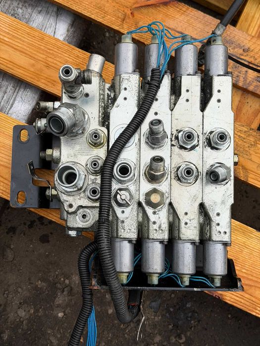 Rozdzielacz hydrauliczny czterosekcyjny HYSTER