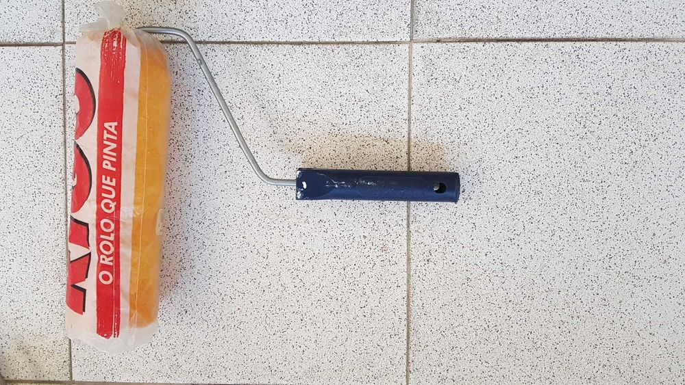 Seis rolos de pintura novos