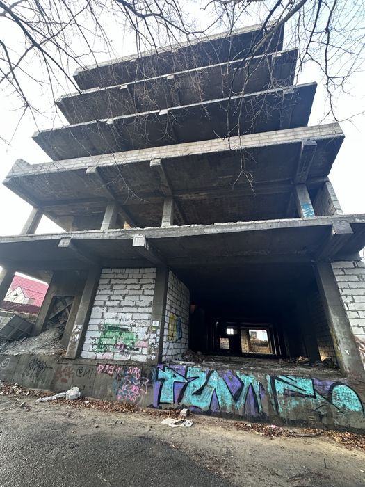 капітальна будівля загальною площею 1 800 м² із земельною ділянкою