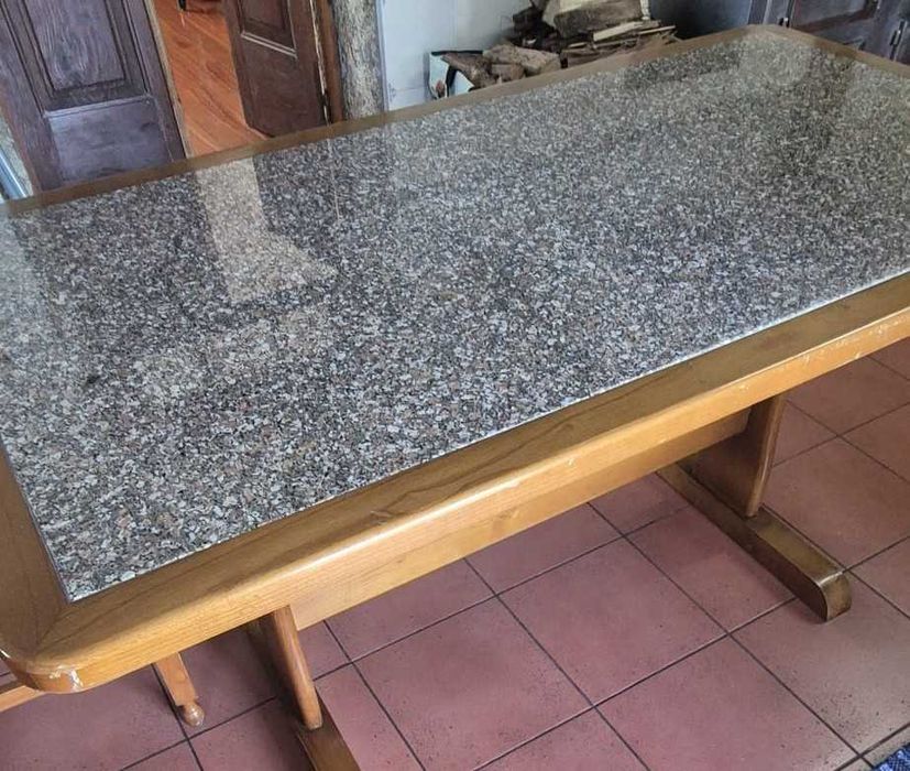 Mesa de cozinha c/ tampo em granito (novo preço)
