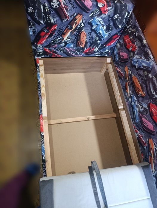 Кровать ,диванчик.