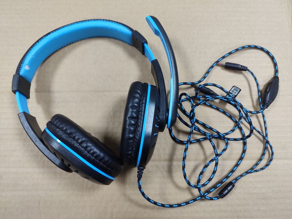 Наушники с микрофоном. проводные