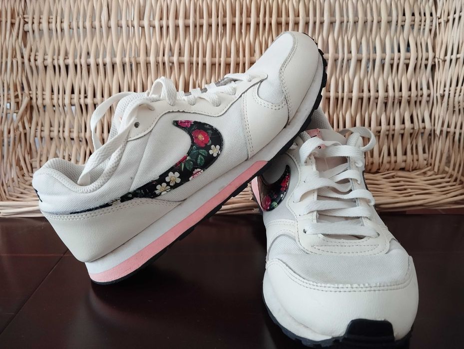 Sapatilha Nike Runner com Padrão Floral