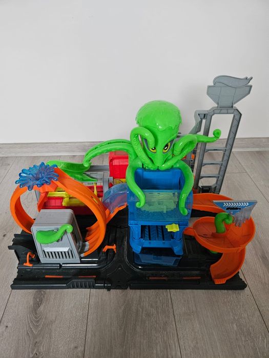 Atak osmiornicy hot wheels