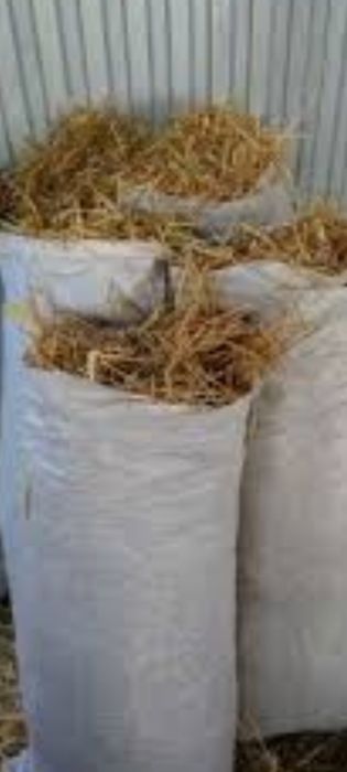 Сено и солома в мешках