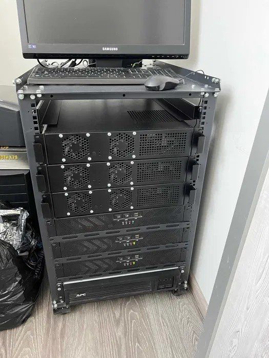 Серверна стійка з 6 компами та ДБЖ