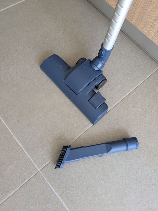 Aspirador vertical com Fio Silvestre