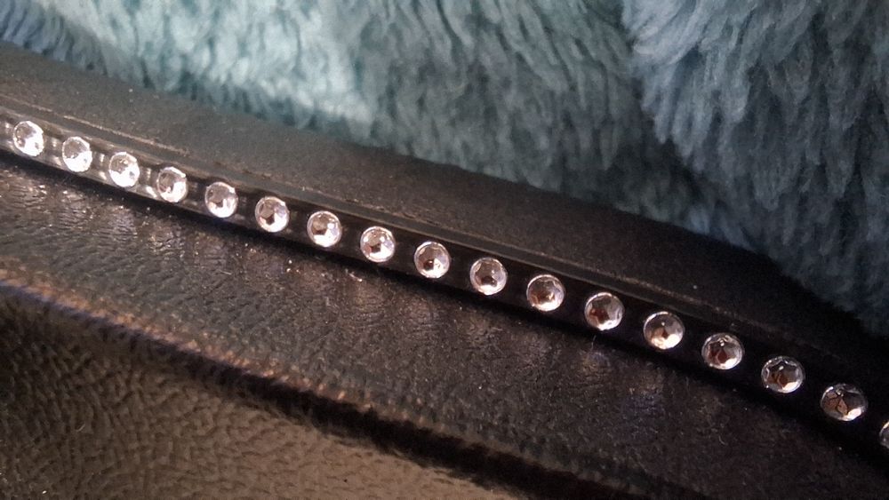 Czarne klapki ze zdobieniami