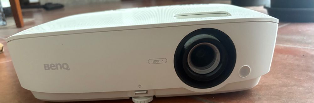 Projetor Benq branco com comando