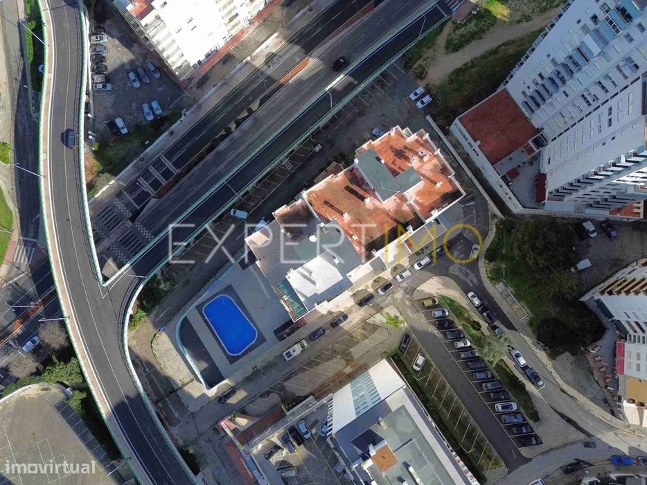 Apartamento T1 a 300m da Praia da Rocha com garagem e piscina