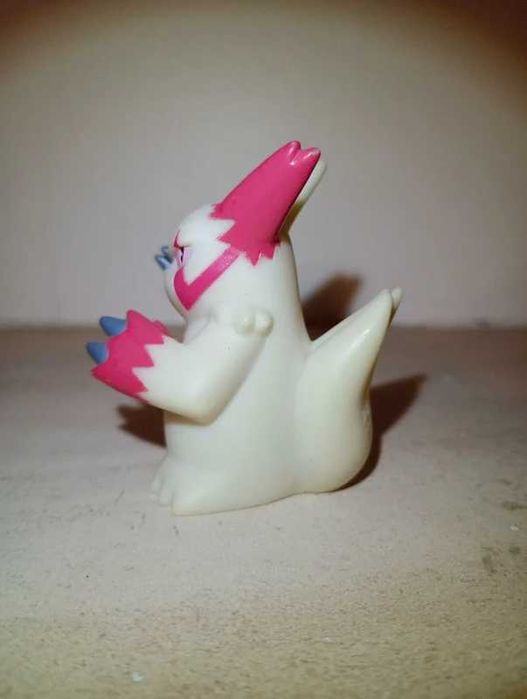 Pokémon finger puppet / brinquedo / figura pokémon Zangoose da bandai