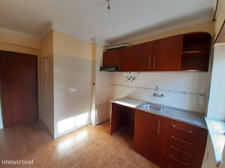 Apartamento T2 em Eiras (Urb do Loreto - perto Estação CP) com varanda