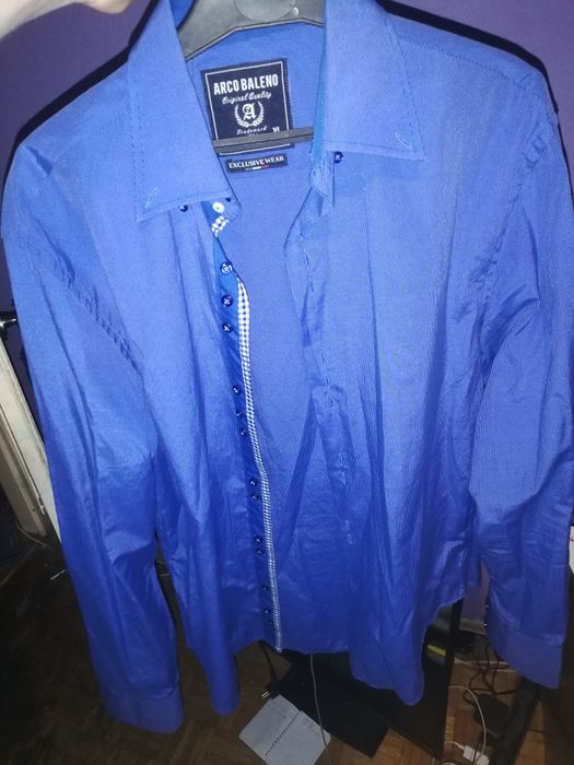 Elegancka niebieska koszula