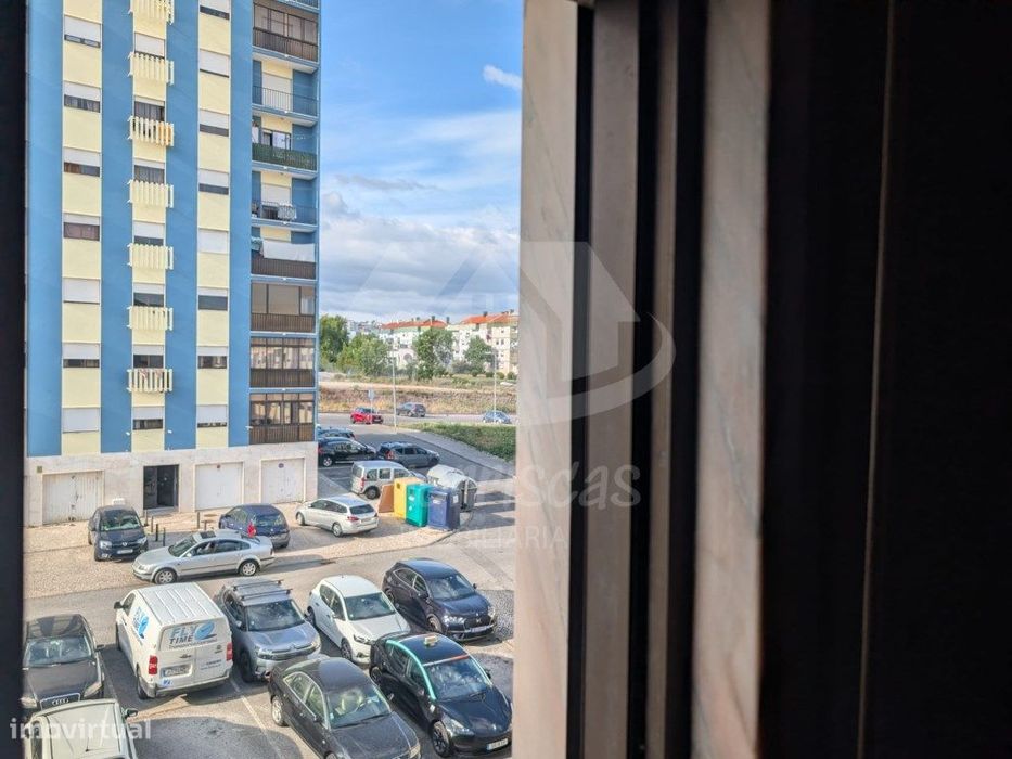 Apartamento T2 luminoso com varanda em Odivelas