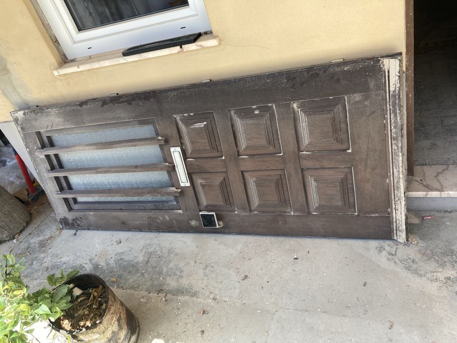 Porta principal antiga com vidro