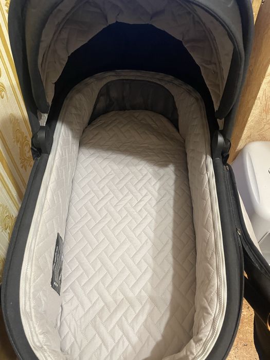 Продам універсальну дитячу коляску  Carrello Erica 3в1