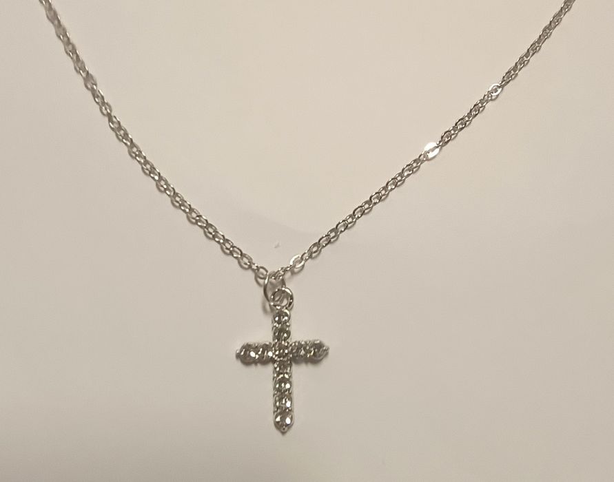 Elegante colar com Cruz