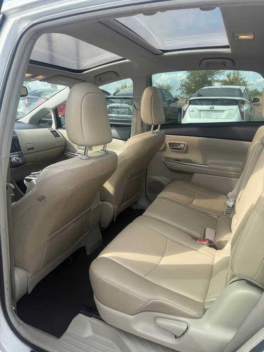 Toyota Prius v Five      2015