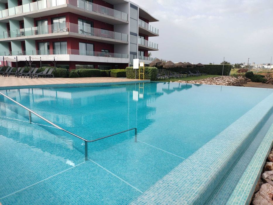 Tratamento e Manutenção de Piscinas e Jacuzzis.