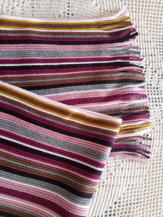 Cachecol às riscas em tons rosa, bordeaux e outros