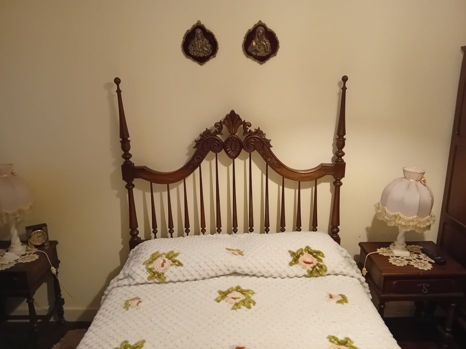 Mobília de quarto em madeira – cama, 2 mesas de cabeceira e roupeiro  - Contactar por mensagem