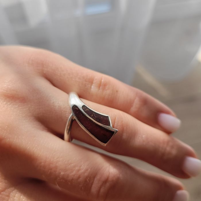 Srebrny pierścionek modernistyczny 925 z wiśniowym bursztynem
